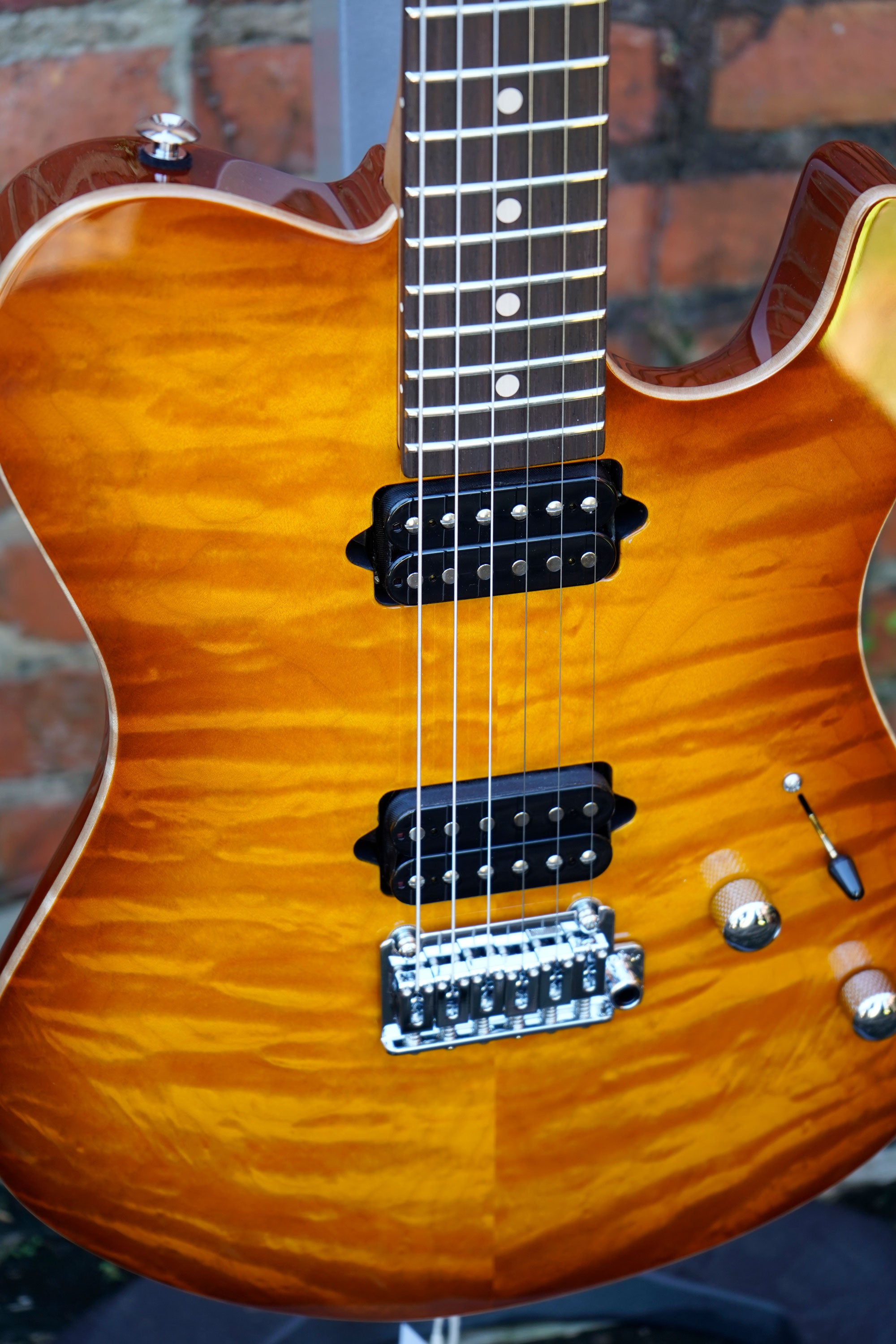 Suhr Oso - Short-Scale in Tea Burst
