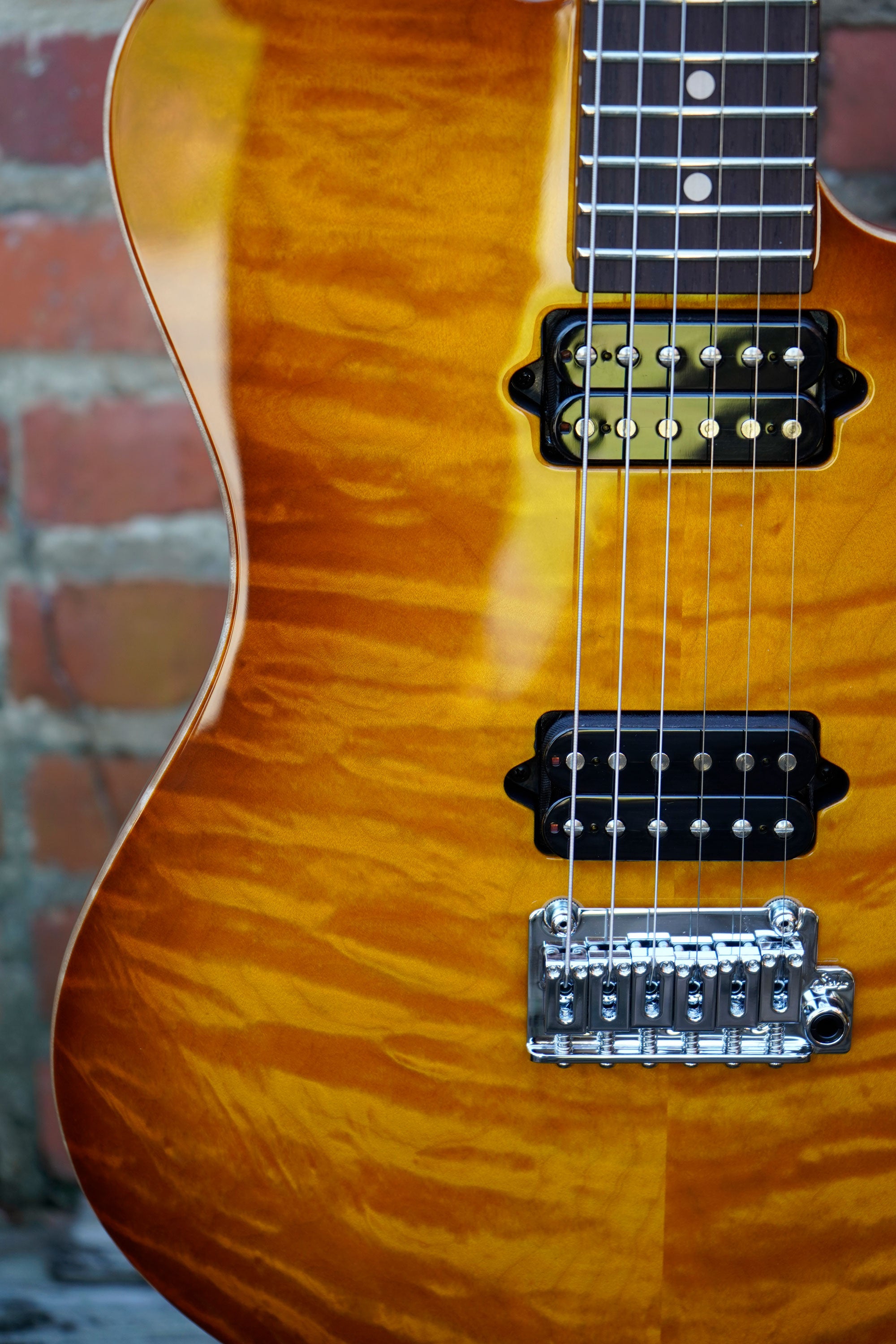 Suhr Oso - Short-Scale in Tea Burst