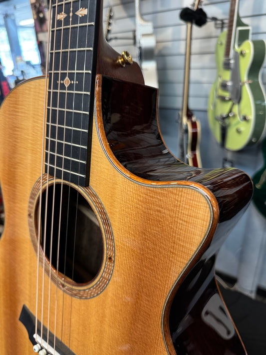 (2020) Taylor Custom Grand Auditorium A/E Guitar, Cocobolo/Spruce