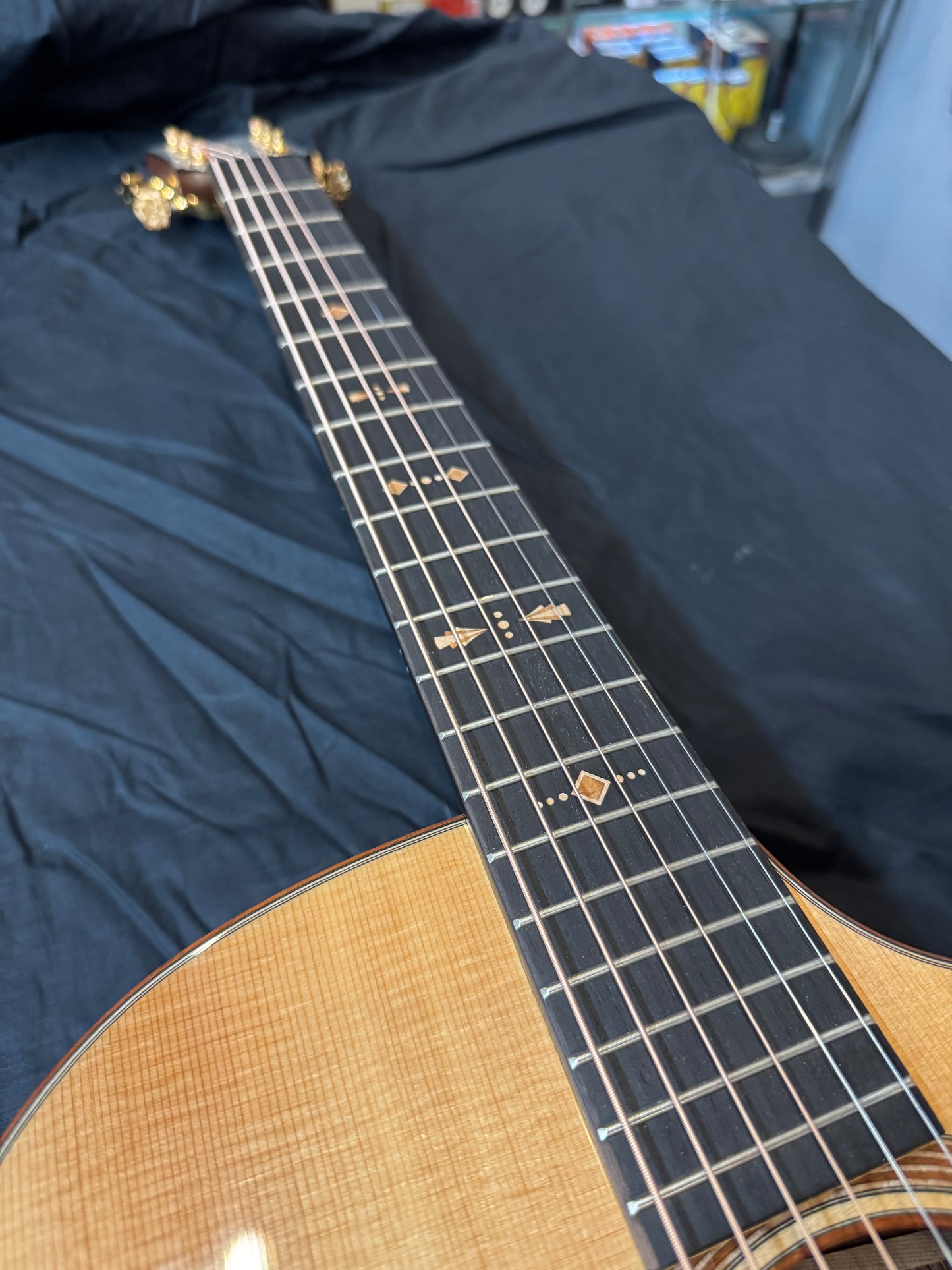 (2020) Taylor Custom Grand Auditorium A/E Guitar, Cocobolo/Spruce