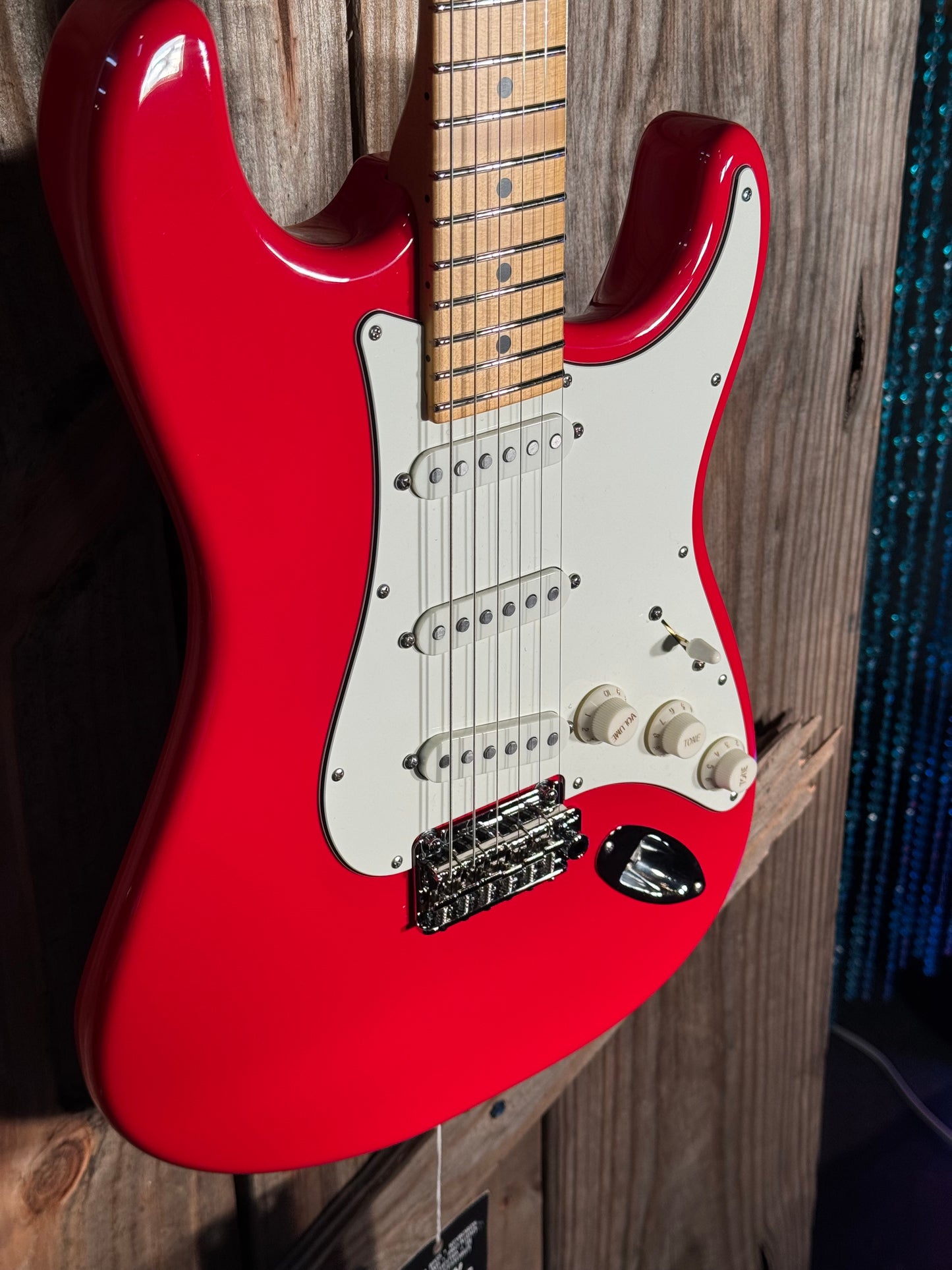 Suhr Classic S, Porsche Red, SSS, Maple Fretboard