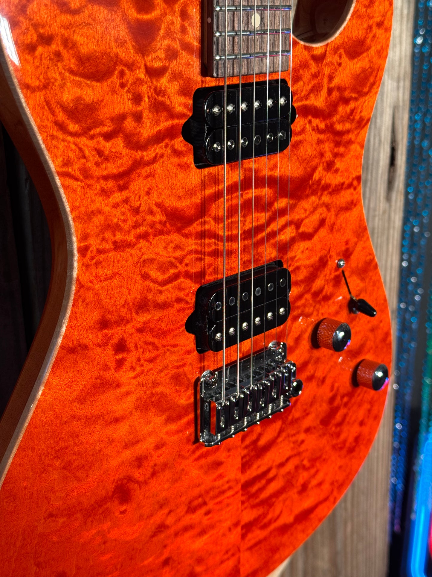 Suhr Oso - Short-Scale in Orange Stain