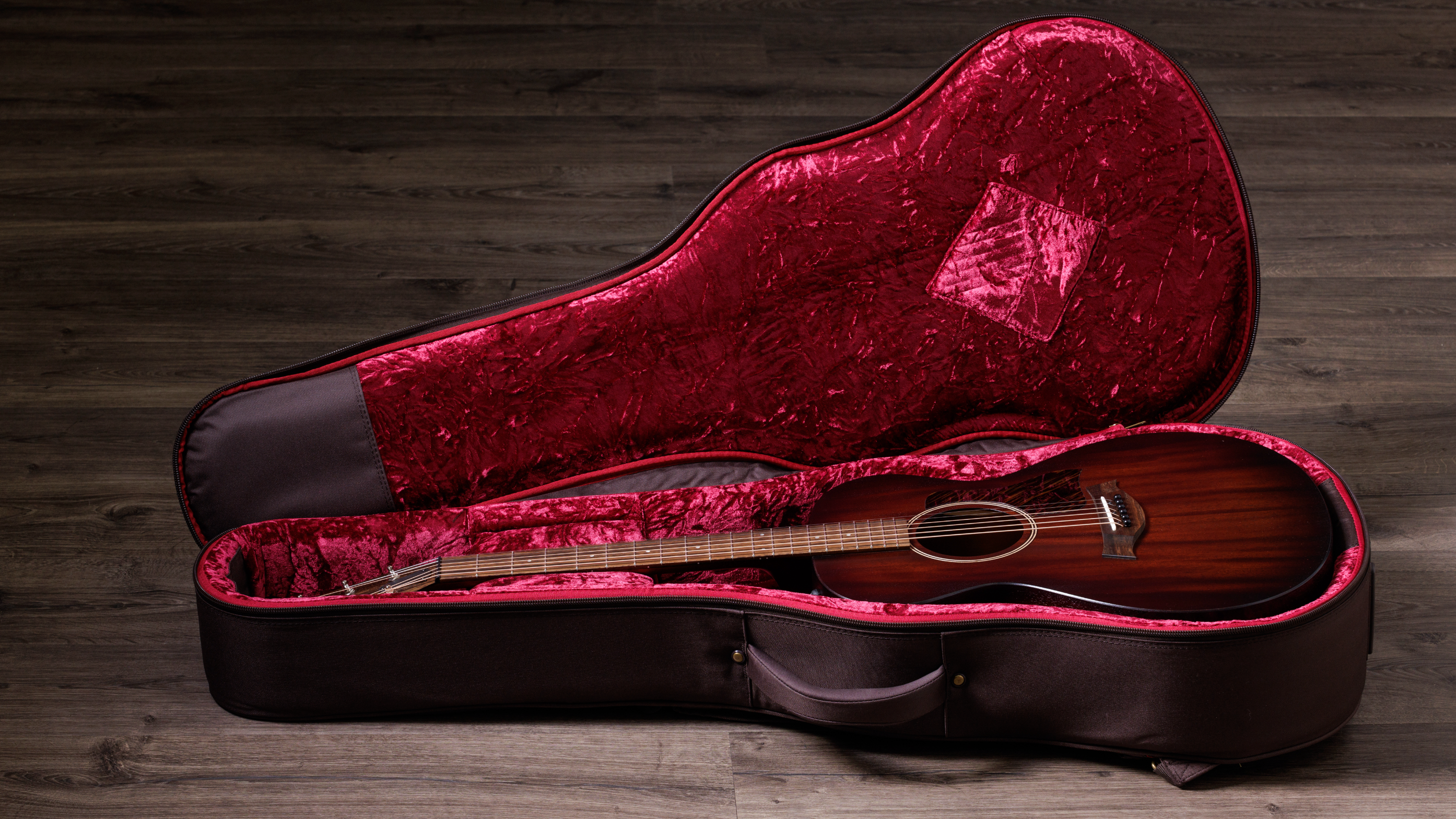 Taylor AD22e American Dream Series,  Grand Concert A/E, Mahogany/Sapele, Natural