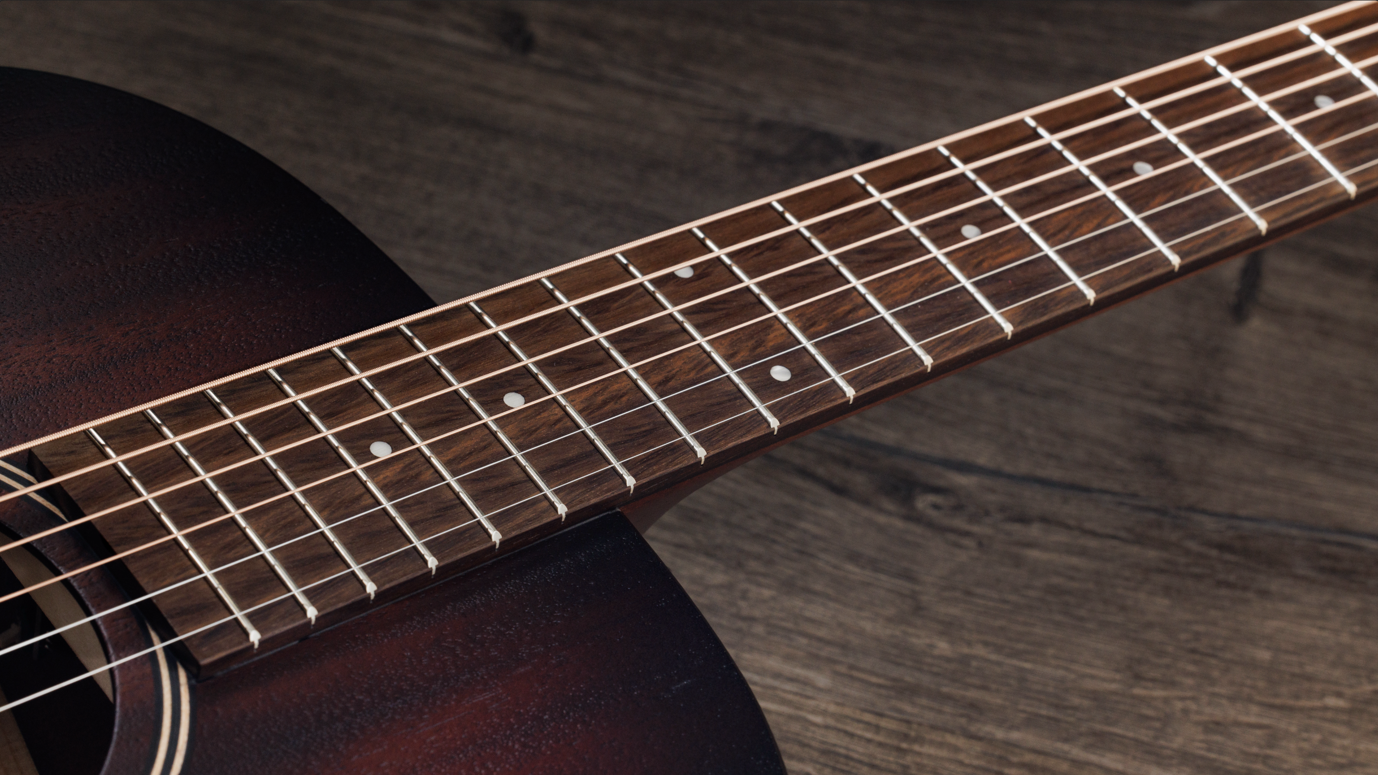 Taylor AD22e American Dream Series,  Grand Concert A/E, Mahogany/Sapele, Natural